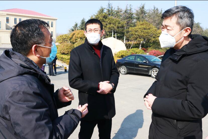 共同戰(zhàn)疫情，慰問(wèn)顯大愛(ài)！嶗山區(qū)建筑業(yè)協(xié)會(huì)會(huì)長(zhǎng)袁永林等慰問(wèn)青島高速疫情防控工作人員(圖1)