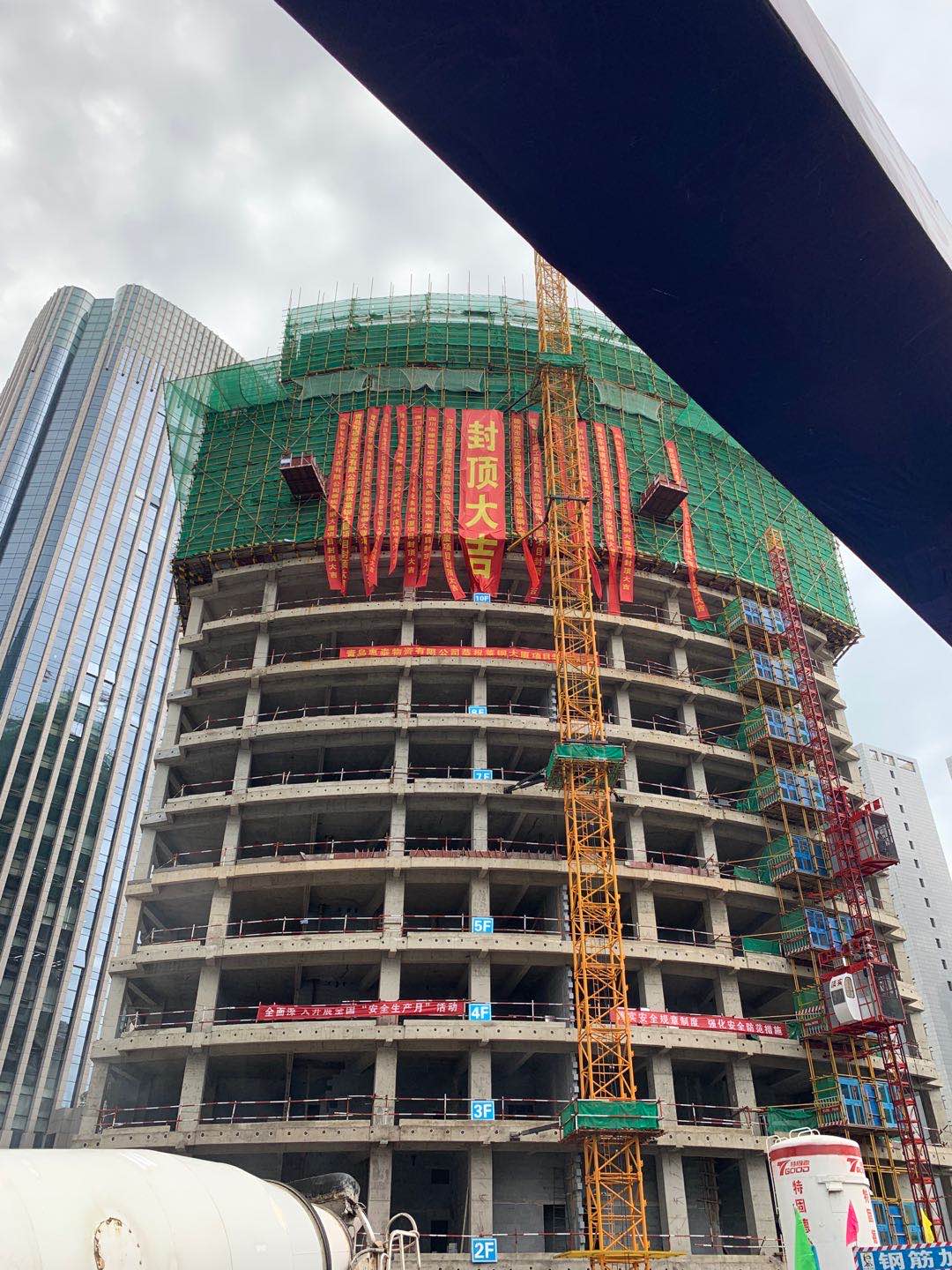 中建聯(lián)合|萊鋼大廈萊鋼綜合商務寫字樓項目順利封頂！(圖1)