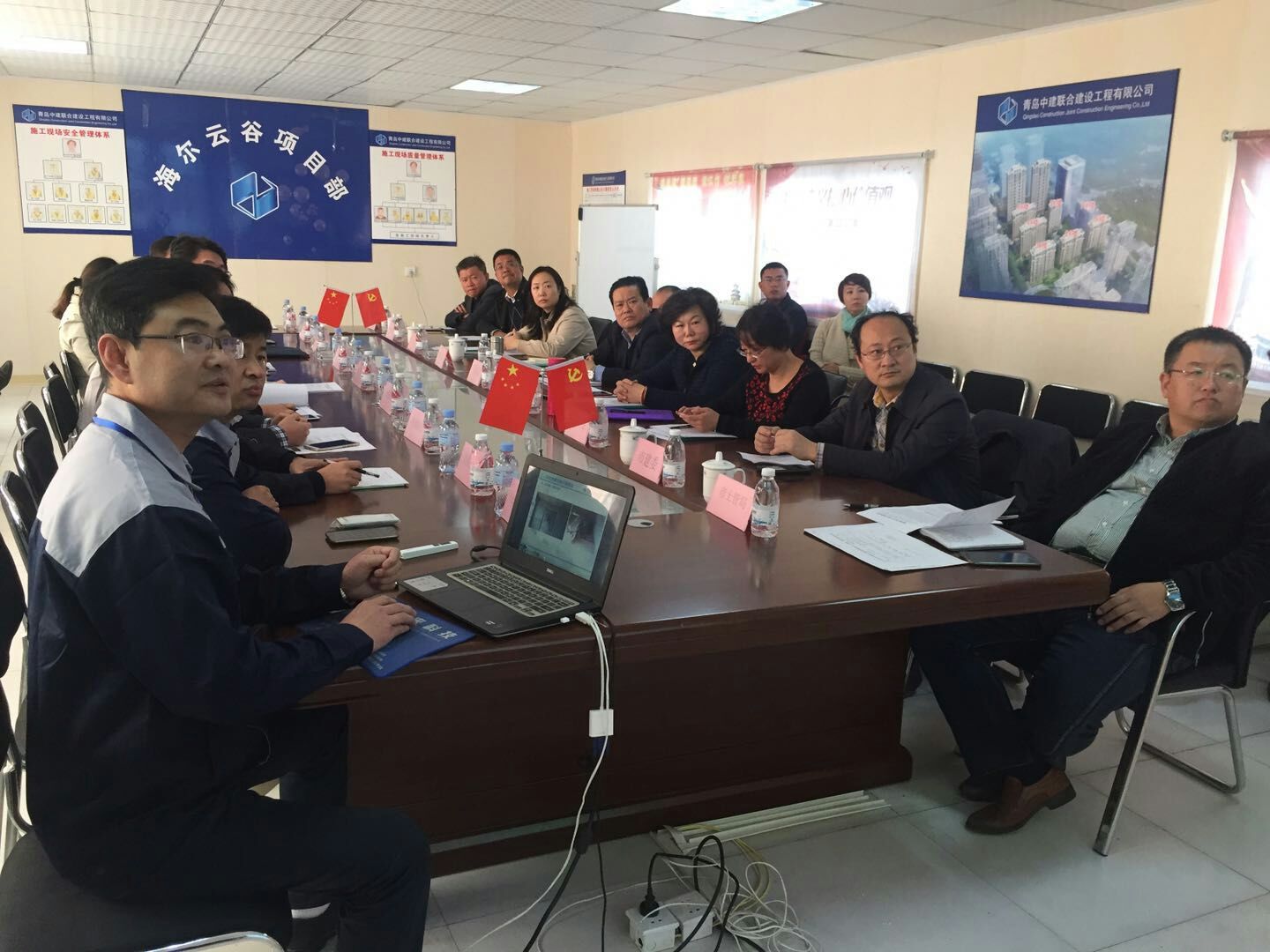 青島市示范性重點(diǎn)工程勞動(dòng)競(jìng)賽工作會(huì)議在我公司海爾云谷項(xiàng)目召開(圖1)