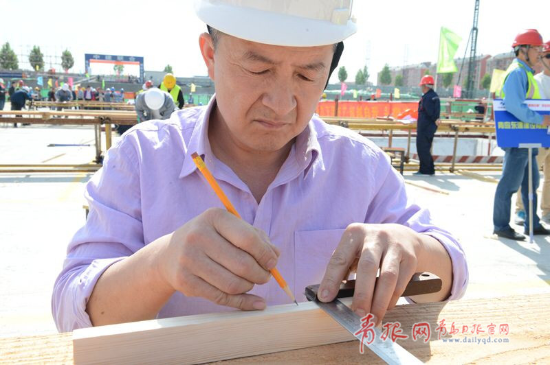 比速度拼質(zhì)量！青島農(nóng)民工建筑技能大比拼(圖1)