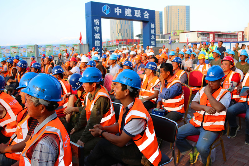 市總工會(huì)“勞動(dòng)者之歌·共同的家園” 慰問演出走進(jìn)中建聯(lián)合(圖7)
