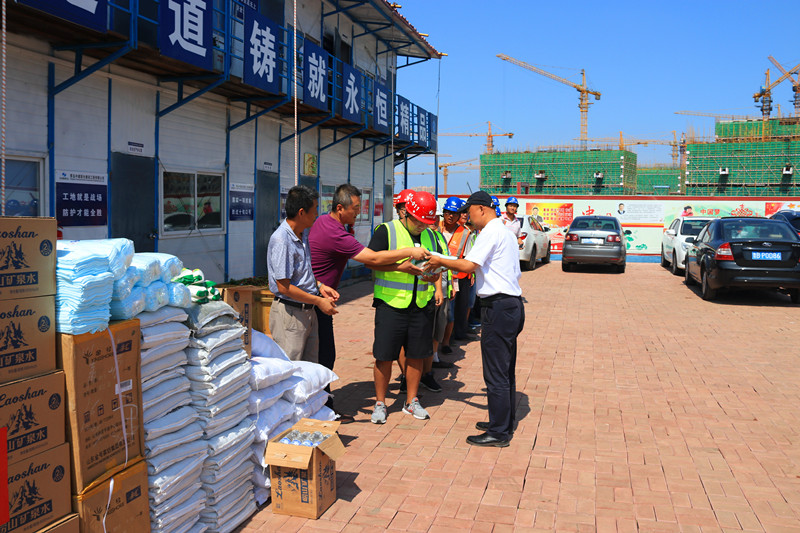 情系基層送清涼  堅(jiān)守崗位戰(zhàn)高溫——嶗山區(qū)城鄉(xiāng)建設(shè)局走訪慰問中建聯(lián)合一線作業(yè)人員(圖2)